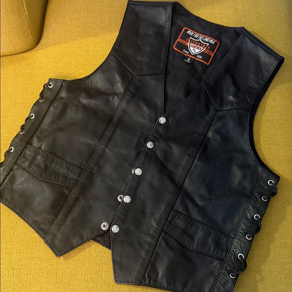 Interstate leather - lace up women’s vest 🎉